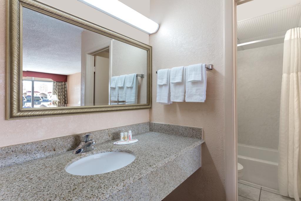 Days Inn By Wyndham Waycross Ngoại thất bức ảnh